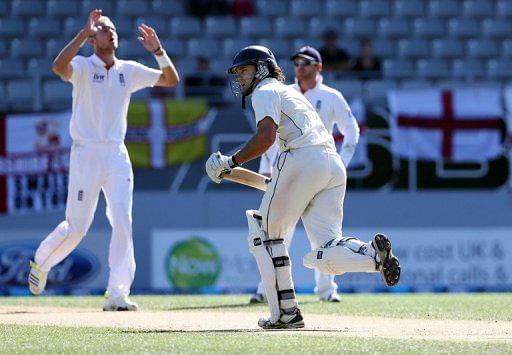 New Zealand's Dean Brownlie (front) and England's Stuart Broad (L) during their final Test on March 25, 2013